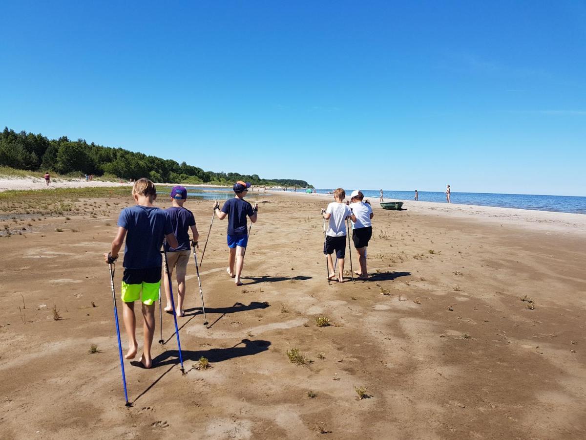 Kempings Stieres Un Majas Virtuve Upesgriva Esterno foto