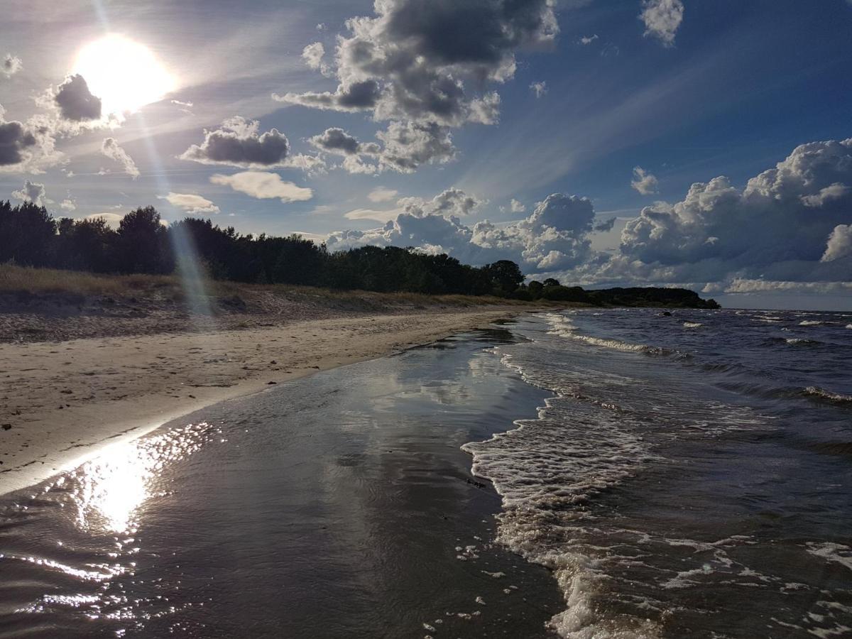 Kempings Stieres Un Majas Virtuve Upesgriva Esterno foto