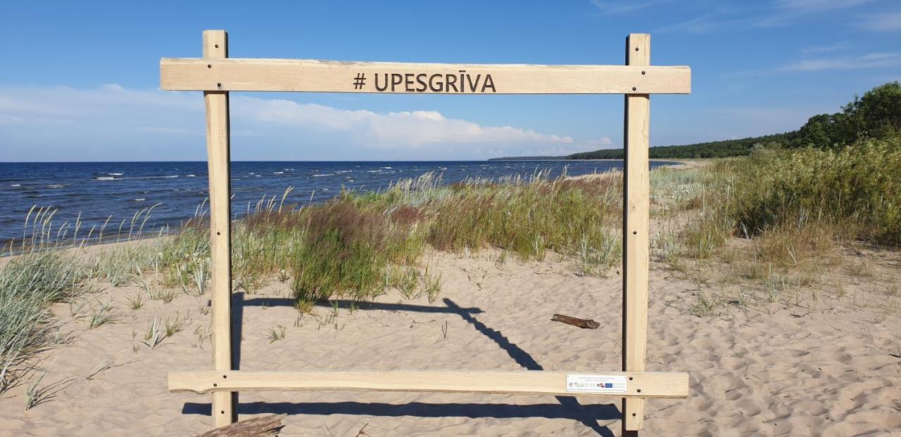 Kempings Stieres Un Majas Virtuve Upesgriva Esterno foto